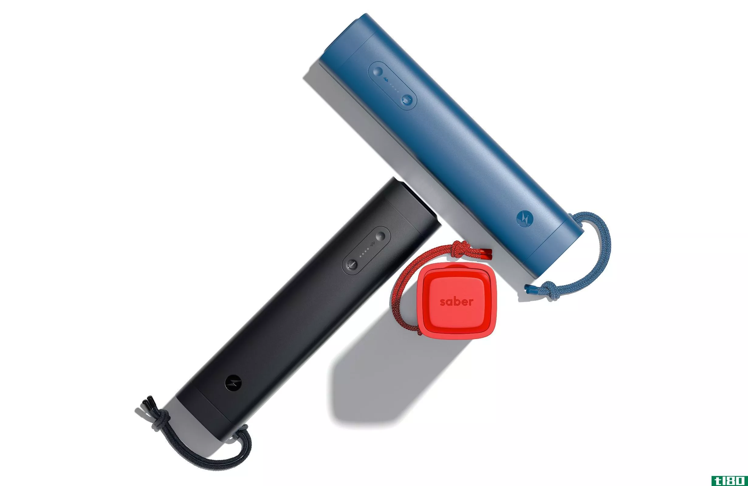 saber是一款坚固耐用的便携式电池，可以为笔记本电脑完全充电两次
