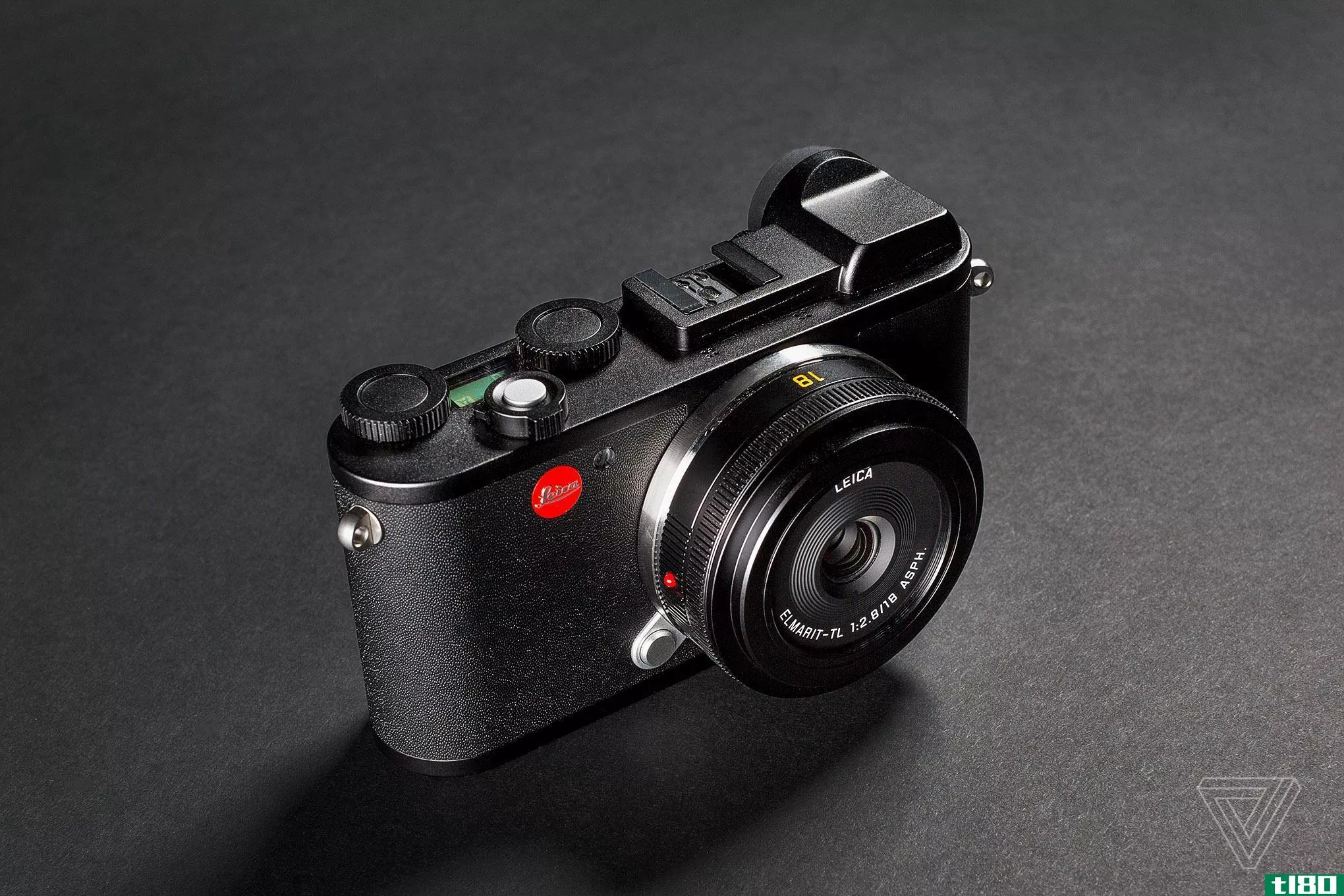 徕卡新款cl是一款小型无镜相机，具有复古魅力