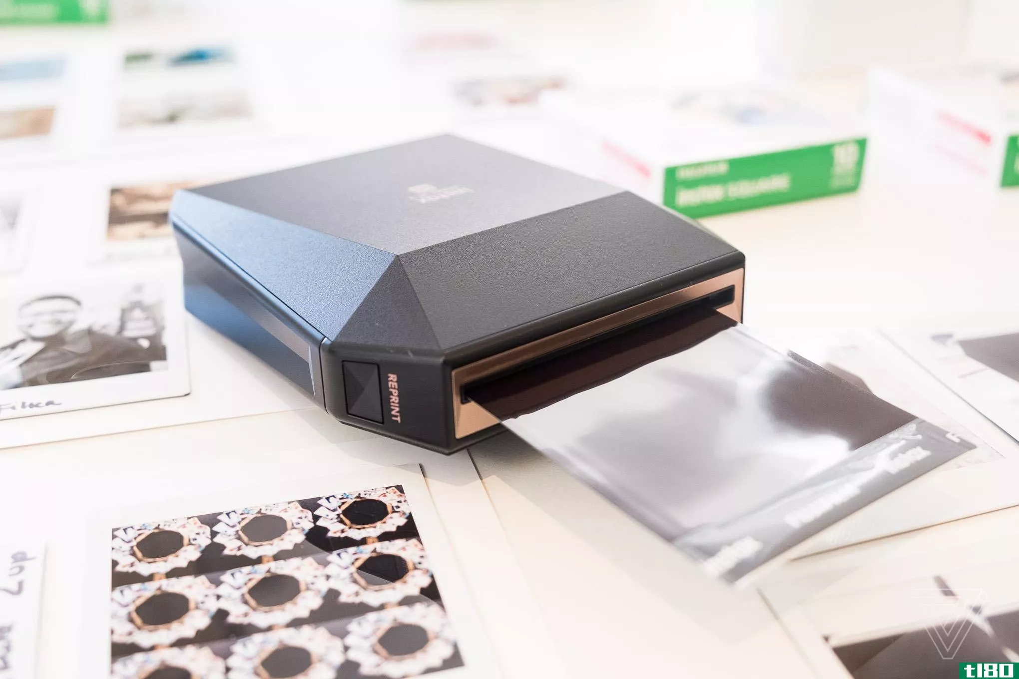 富士胶片公司为其新的方形胶片制作了一台移动打印机