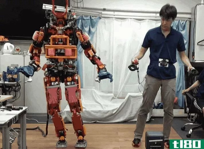 科学家们使用htc vive控制器像木偶一样操作这个救援机器人