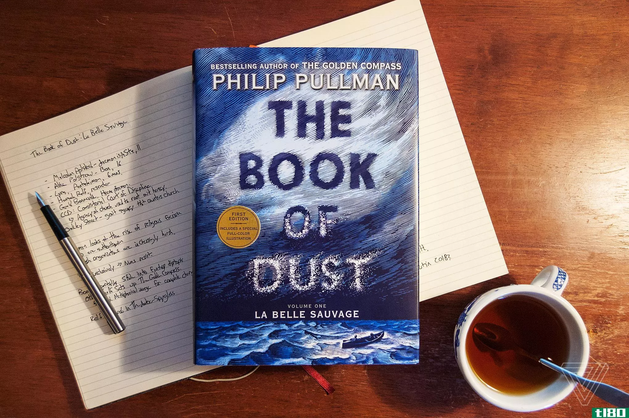 菲利普·普尔曼的《尘埃之书》是一部充满矛盾却值得一试的奇幻冒险