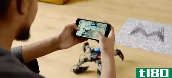 mekamon是一个ar机器人，你可以用智能手机控制它