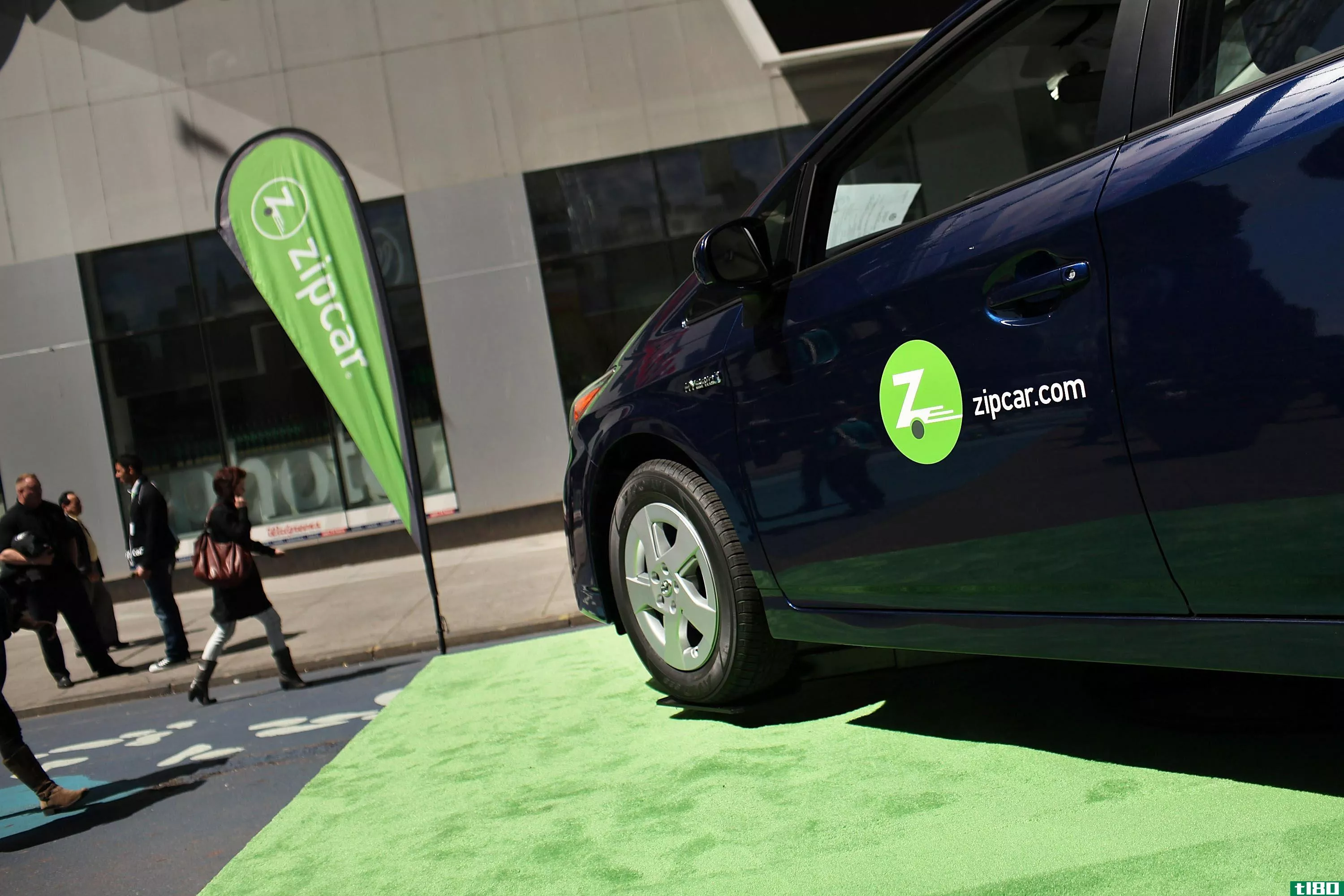 zipcar在工作周内提供无限制的用车服务，每月收费