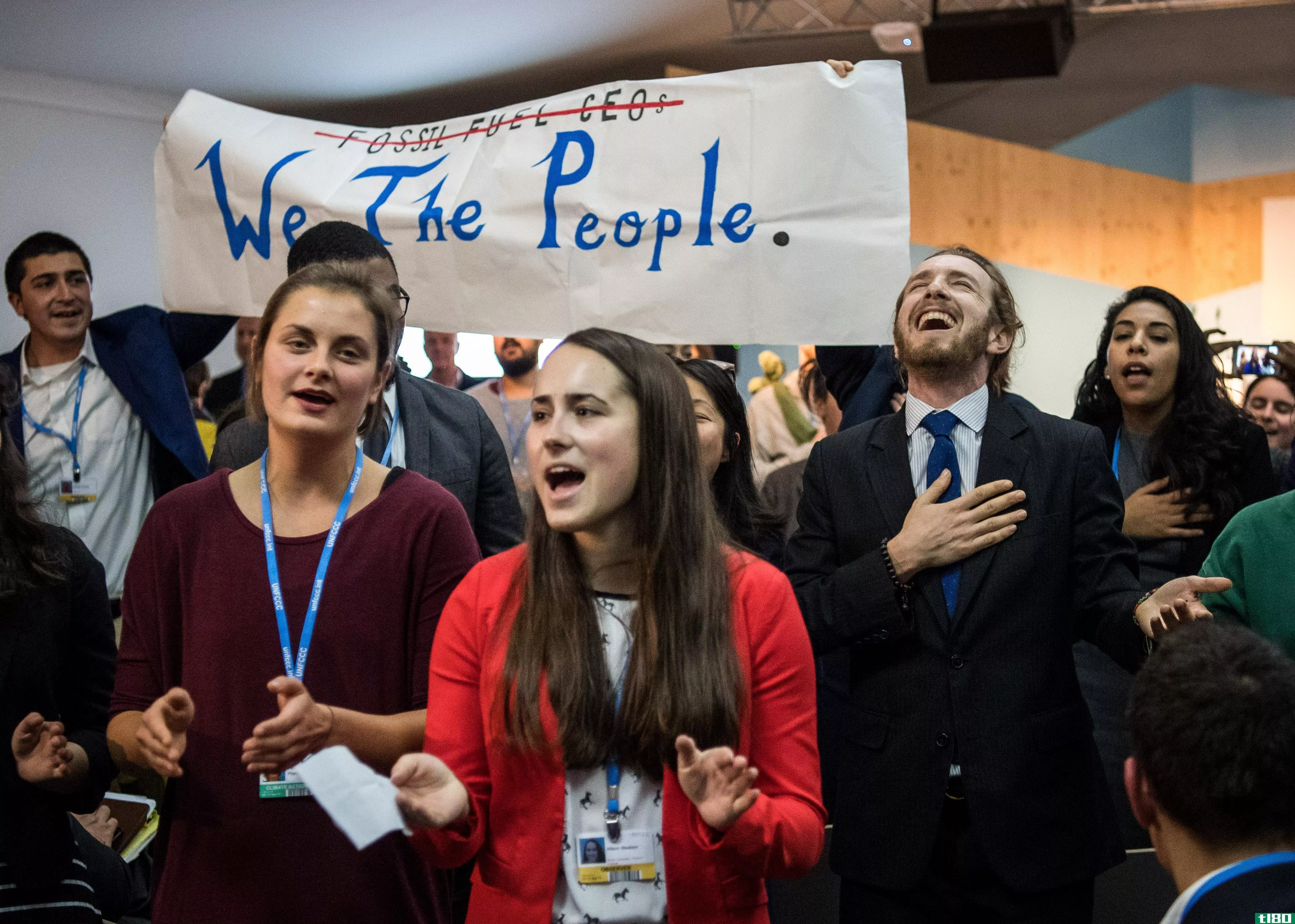 抗议者在联合国气候谈判中高唱对美国气候政策的蔑视