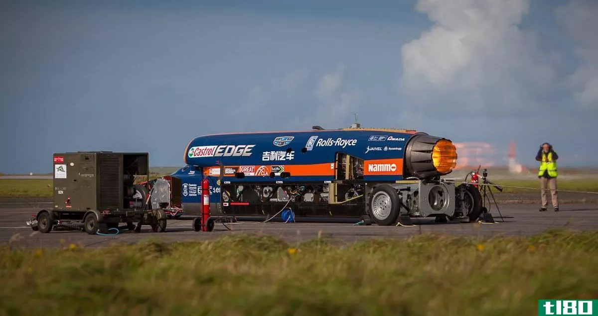 看着这辆火箭驱动的汽车在9秒内从0英里每小时行驶到200英里每小时