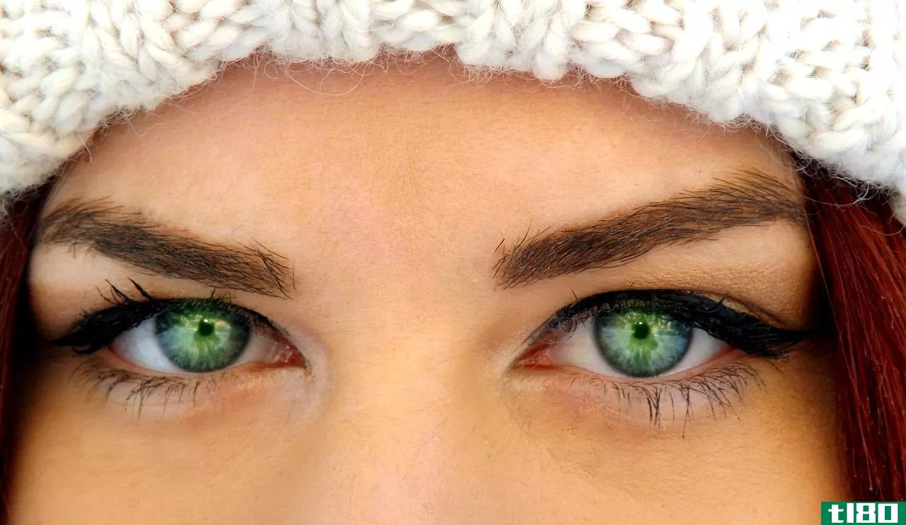 绿眼睛(green eyes)和淡褐色的眼睛(hazel eyes)的区别