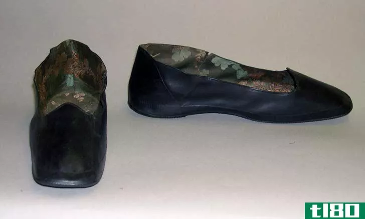 绝缘靴(dielectric boots)和套鞋(overshoes)的区别