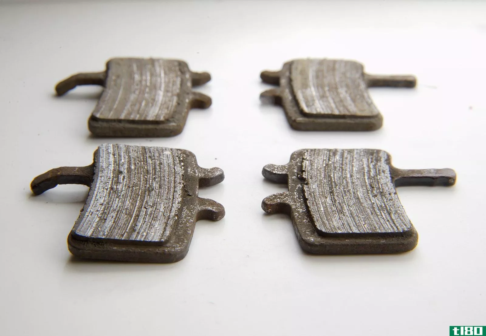 陶瓷(ceramic)和金属制动片(metallic brake pads)的区别