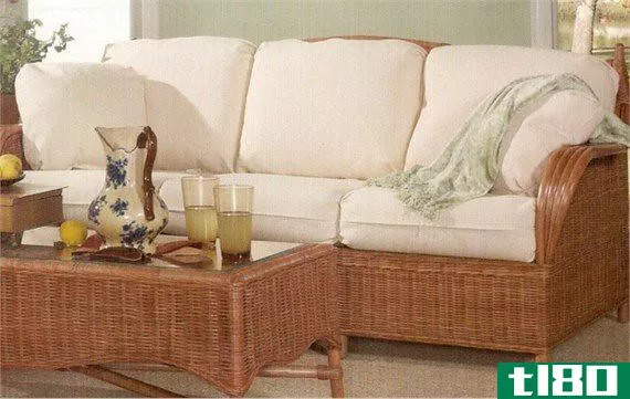 卧铺沙发(a sleeper sofa)和蒲团(a futon)的区别