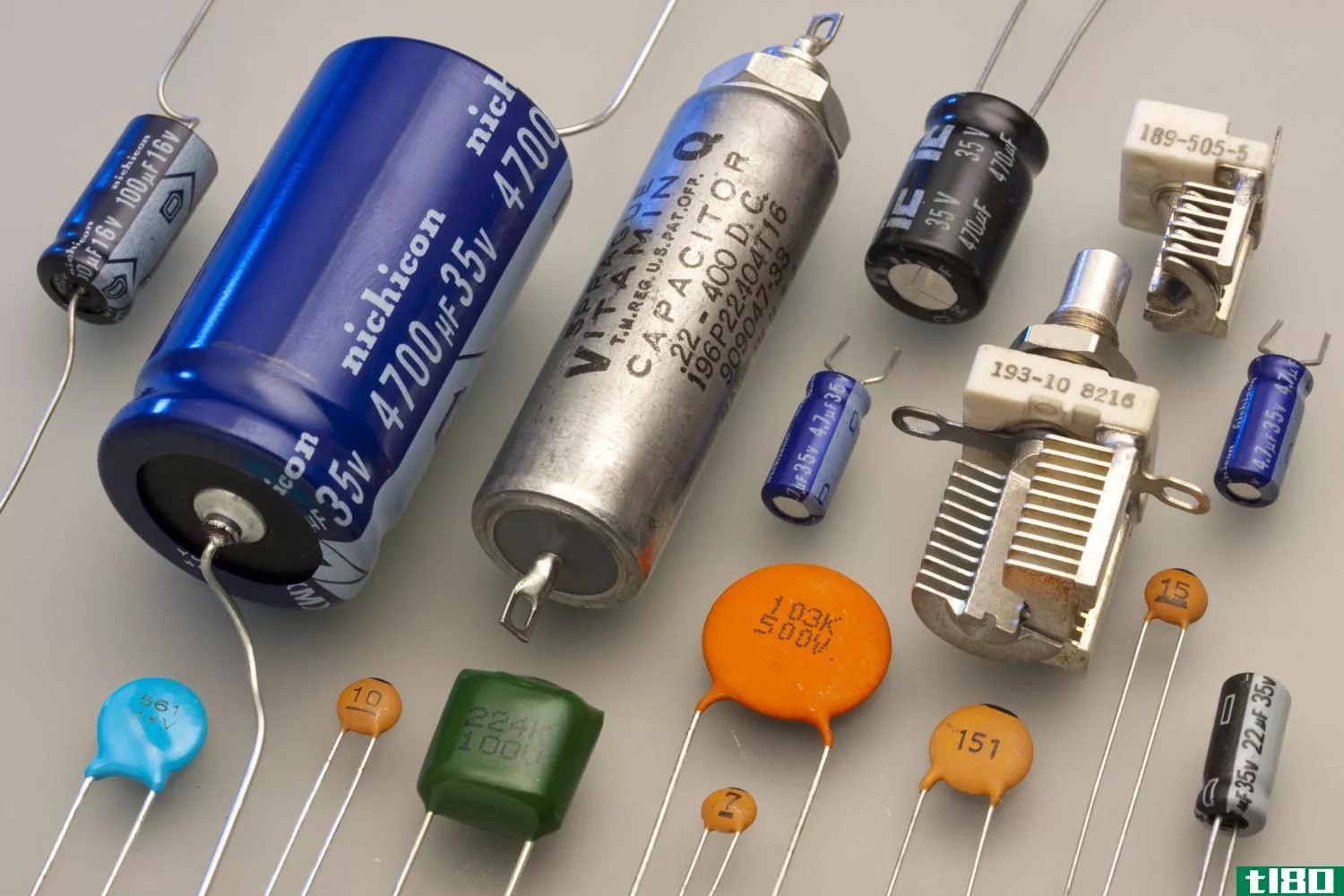 电介质(dielectric)和电容器(capacitor)的区别