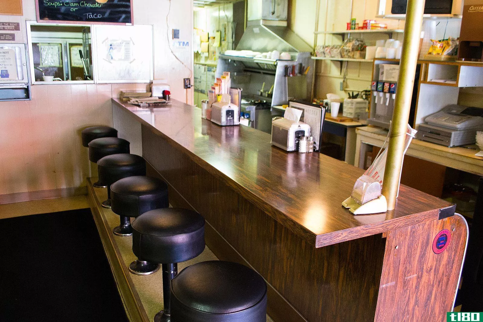 柜台(counter)和酒吧凳子(bar stools)的区别