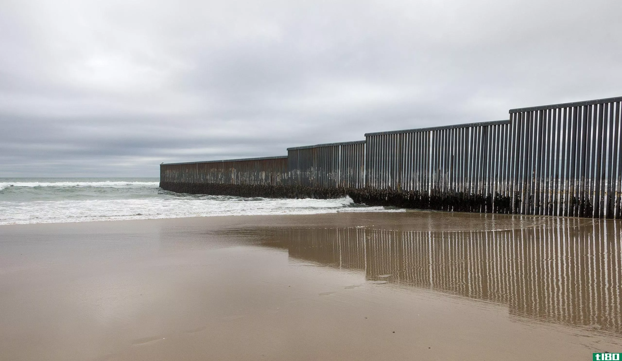 墨西哥墙(mexico wall)和柏林墙(the berlin wall)的区别