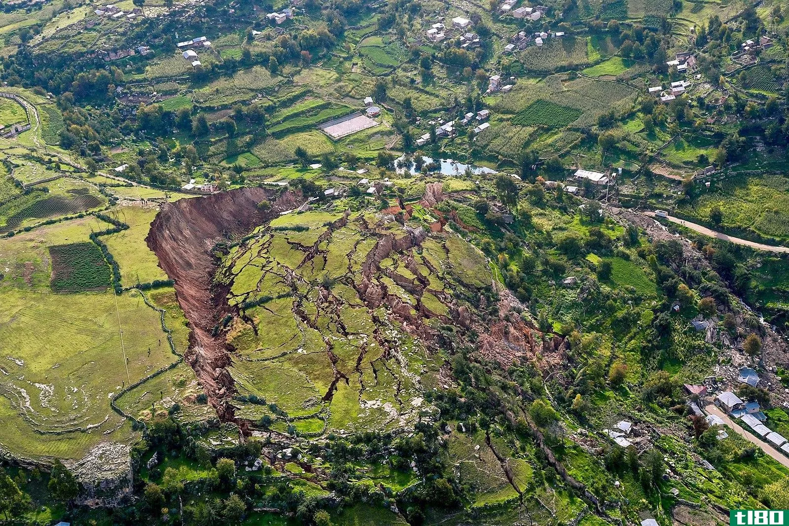 山崩(landslide)和泥石流(mudslide)的区别